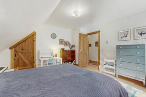 4 bedrooms, iron/ironing board, Internet, bed sheets