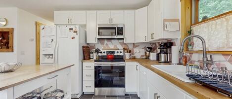 Réfrigérateur, four à micro-ondes, un four, surface de cuisson