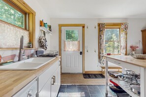 Fridge, microwave, oven, stovetop - Charming house w/ peaceful yard, close to village & recreation, kitchen, w/d (Grafton)