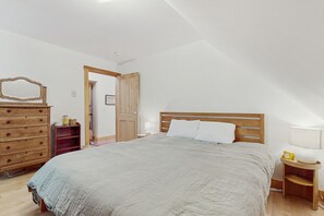 4 bedrooms, iron/ironing board, Internet, bed sheets