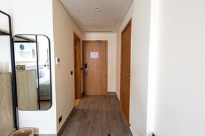 Ropa de cama de alta calidad y caja de seguridad en la habitación