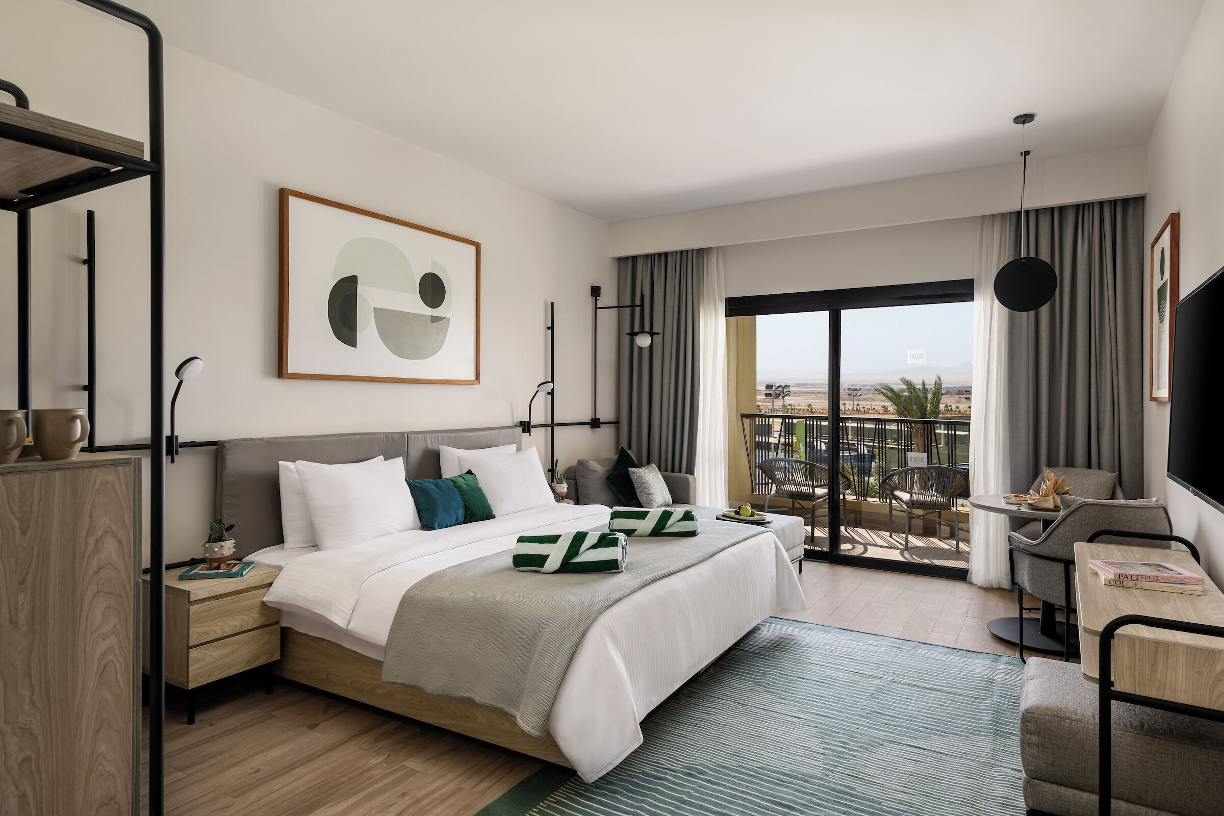 Habitación con 1 cama matrimonial o 2 individuales, vista a la montaña | Ropa de cama de alta calidad y caja de seguridad en la habitación 