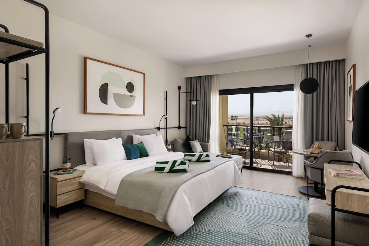 Habitación con 1 cama matrimonial o 2 individuales, vista a la montaña | Ropa de cama de alta calidad y caja de seguridad en la habitación