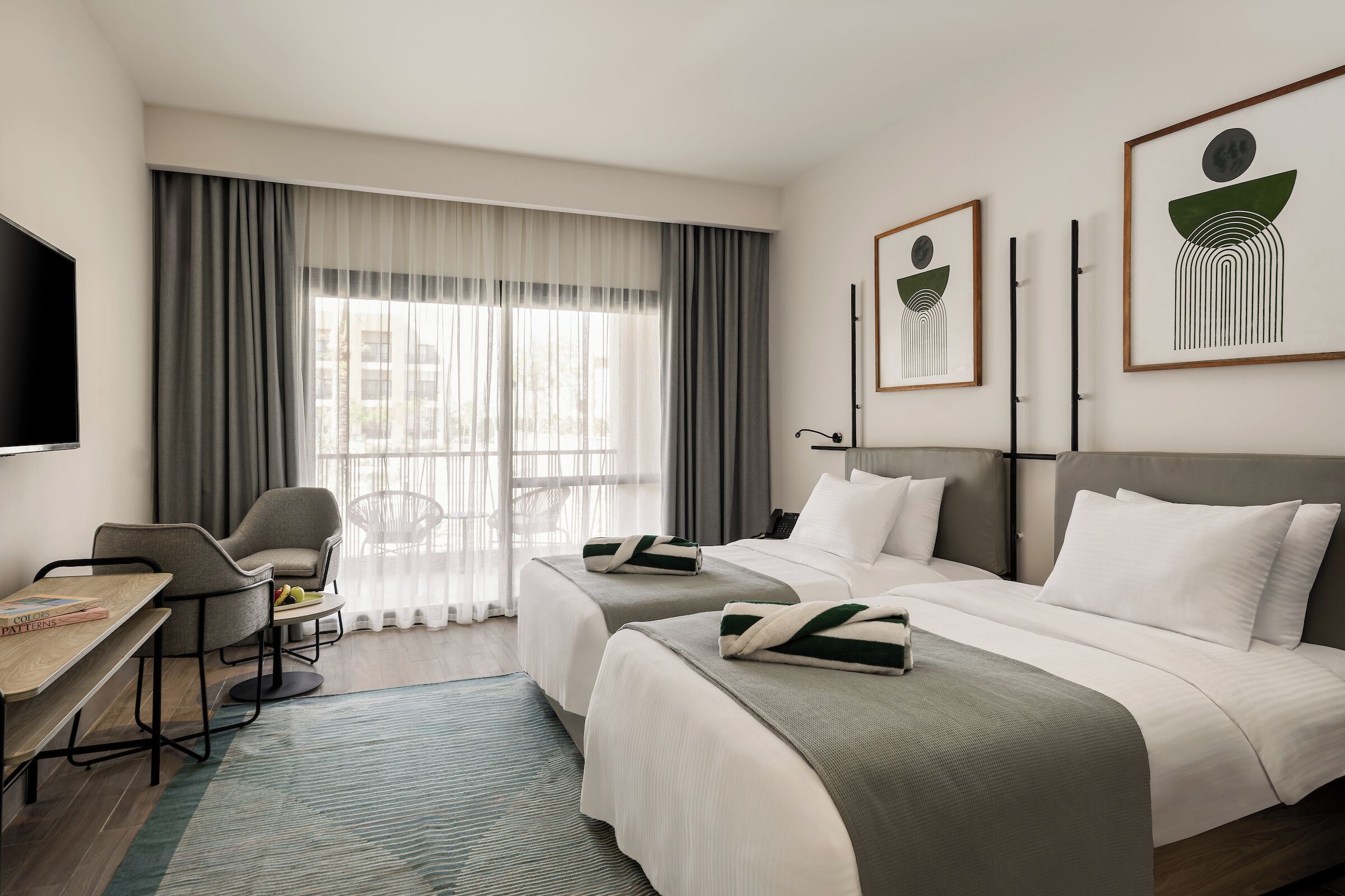 Ropa de cama de alta calidad y caja de seguridad en la habitación 