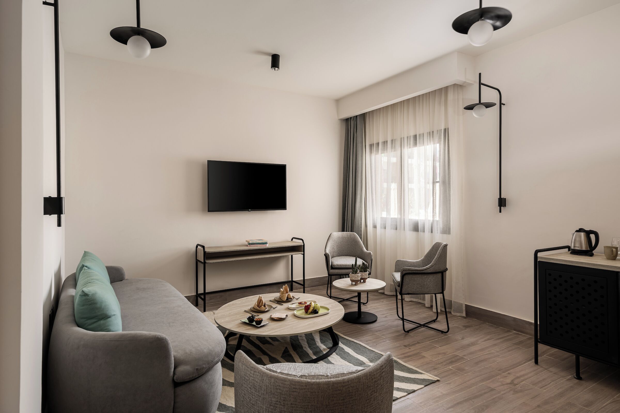 Ropa de cama de alta calidad y caja de seguridad en la habitación 