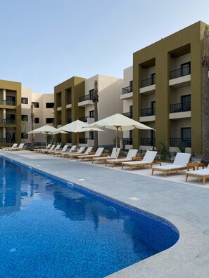 Habitación con 1 cama doble o 2 individuales, balcón, vistas a la piscina | Vistas desde la habitación