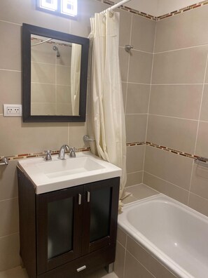 Combined shower/tub, towels, soap, shampoo - Antártida Argentina 63 (Ushuaia)