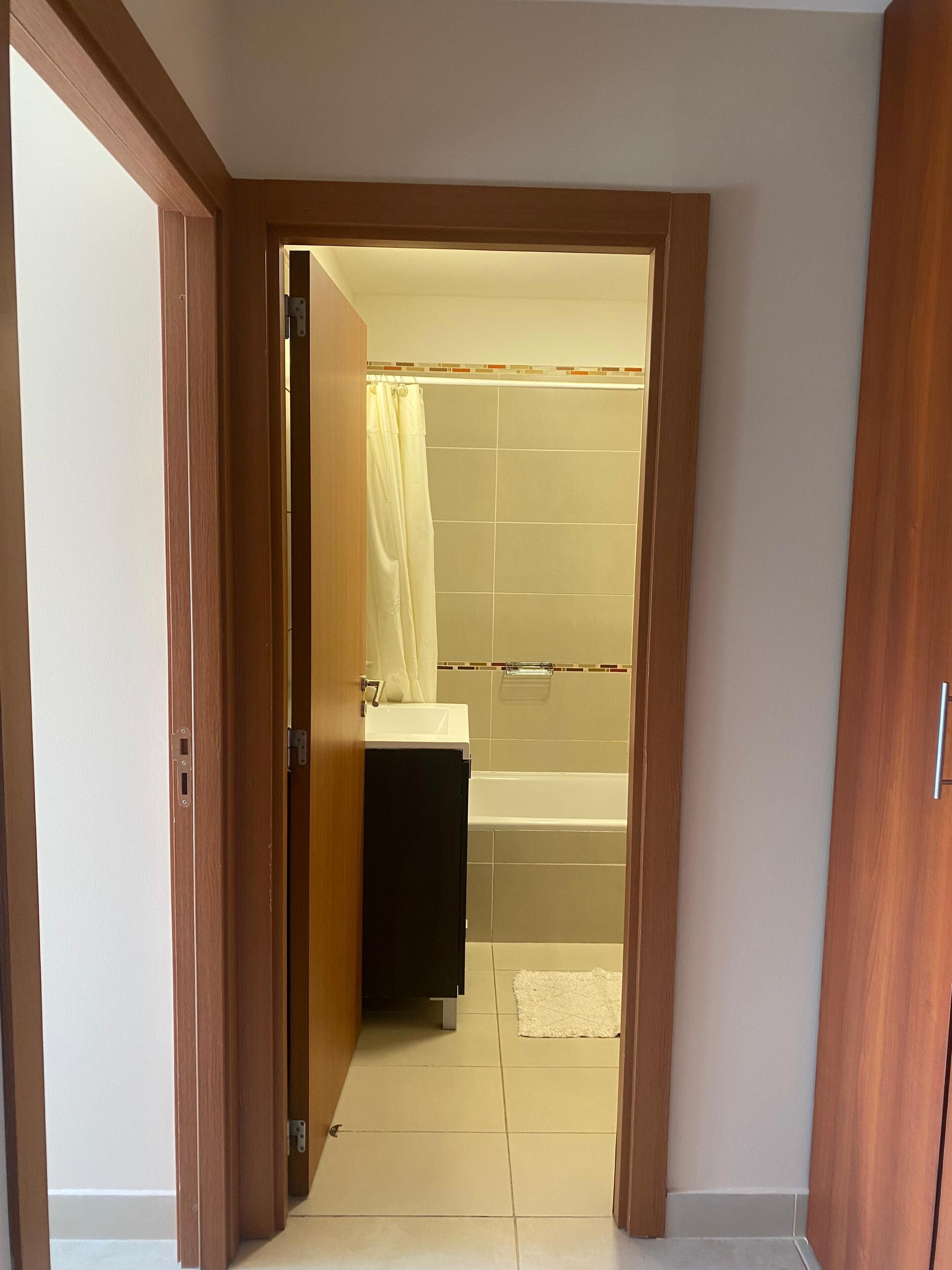 Un baño con bañera, lavabo e inodoro.