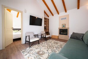 Smart TV, fireplace, ping pong