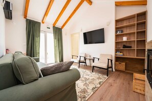 Smart-tv, een open haard en een tafeltennistafel