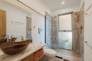 Dusche, Haartrockner, Handtücher, Seife