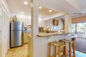 Fridge, microwave, oven, stovetop - Lakefront townhouse with share pool, W/D, WiFi, Onsite Golf (Miramar Beach)
