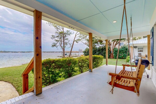 Terrace/patio - Waterfront 2 cottage home, private dock and water access, & private washer/dryer (Fort Walton Beach)