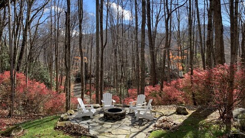 Cozy log cabin in Maggie Valley, NC with Full Kitchen, WIFI and Private Hot Tub