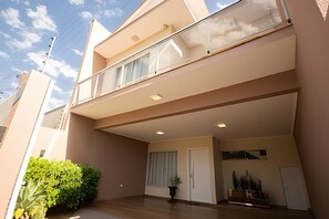 Basic Villa | Exterior detail - Sobrado 1 Suite 2 quartos AC 1km Shop JL (Foz do Iguaçu)