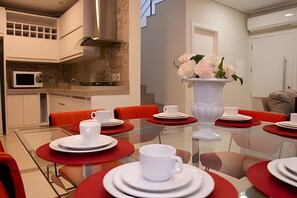 Basic Villa | Dining - Sobrado 1 Suite 2 quartos AC 1km Shop JL (Foz do Iguaçu)