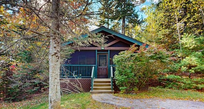 Charming cabin retreat with fireplace, kitchen, nearby hiking - dog-friendly