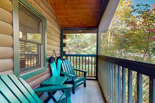 Charming cabin retreat with fireplace, kitchen,  nearby hiking - dog-friendly