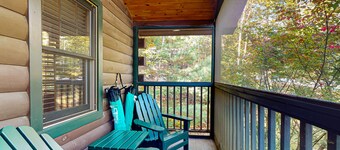 Charming cabin retreat with fireplace, kitchen,  nearby hiking - dog-friendly