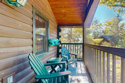 Explore nature cabin with kitchen, fireplace, WiFi, hiking & AC