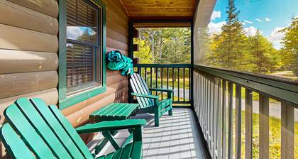 Cabin surrounded in nature walks, equipped with kitchen, fireplace, AC