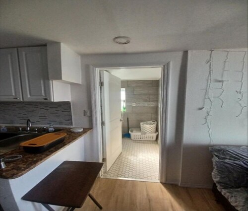 Cozy studio in beautiful Daytona Beach with AC and off-street parking