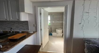 Cozy studio in beautiful Daytona Beach with AC and off-street parking