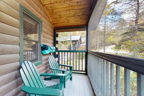 Two-bedroom dog-friendly cabin with firepit, gym & trails for your next escape