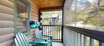 Two-bedroom dog-friendly cabin with firepit, gym & trails for your next escape