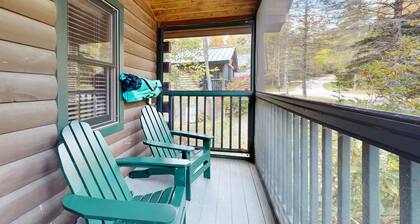 Two-bedroom dog-friendly cabin with firepit, gym & trails for your next escape