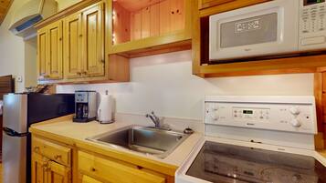 冰箱、微波炉、烤箱、炉灶