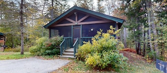 Two-bedroom dog-friendly cabin with firepit, gym & trails for your next escape