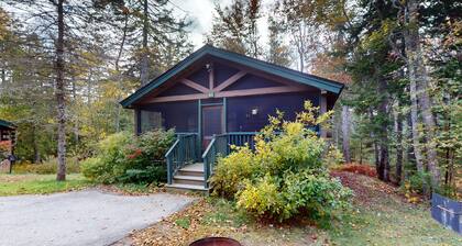 Two-bedroom dog-friendly cabin with firepit, gym & trails for your next escape