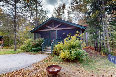 Two-bedroom dog-friendly cabin with firepit, gym & trails for your next escape