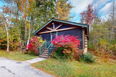 Dog-friendly cabin with kitchen, firepit, AC, gym, ping-pong & fun awaits