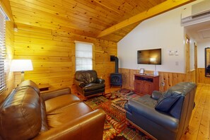 Televisión, chimenea, reproductor de DVD y tenis de mesa 