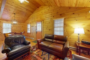 電視、壁爐、DVD 播放機、乒乓球設施