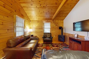 Televisión, chimenea, reproductor de DVD y tenis de mesa 