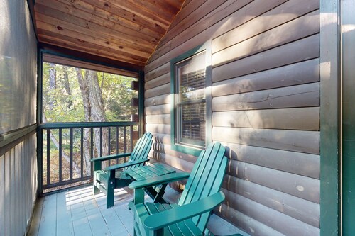 Family-friendly cabin with fireplace, kitchen, hiking & plenty of fun