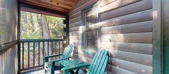 Family-friendly cabin with fireplace, kitchen, hiking & plenty of fun