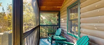 Explore the outdoors from this cozy cabin w/firepit, kitchen, and more