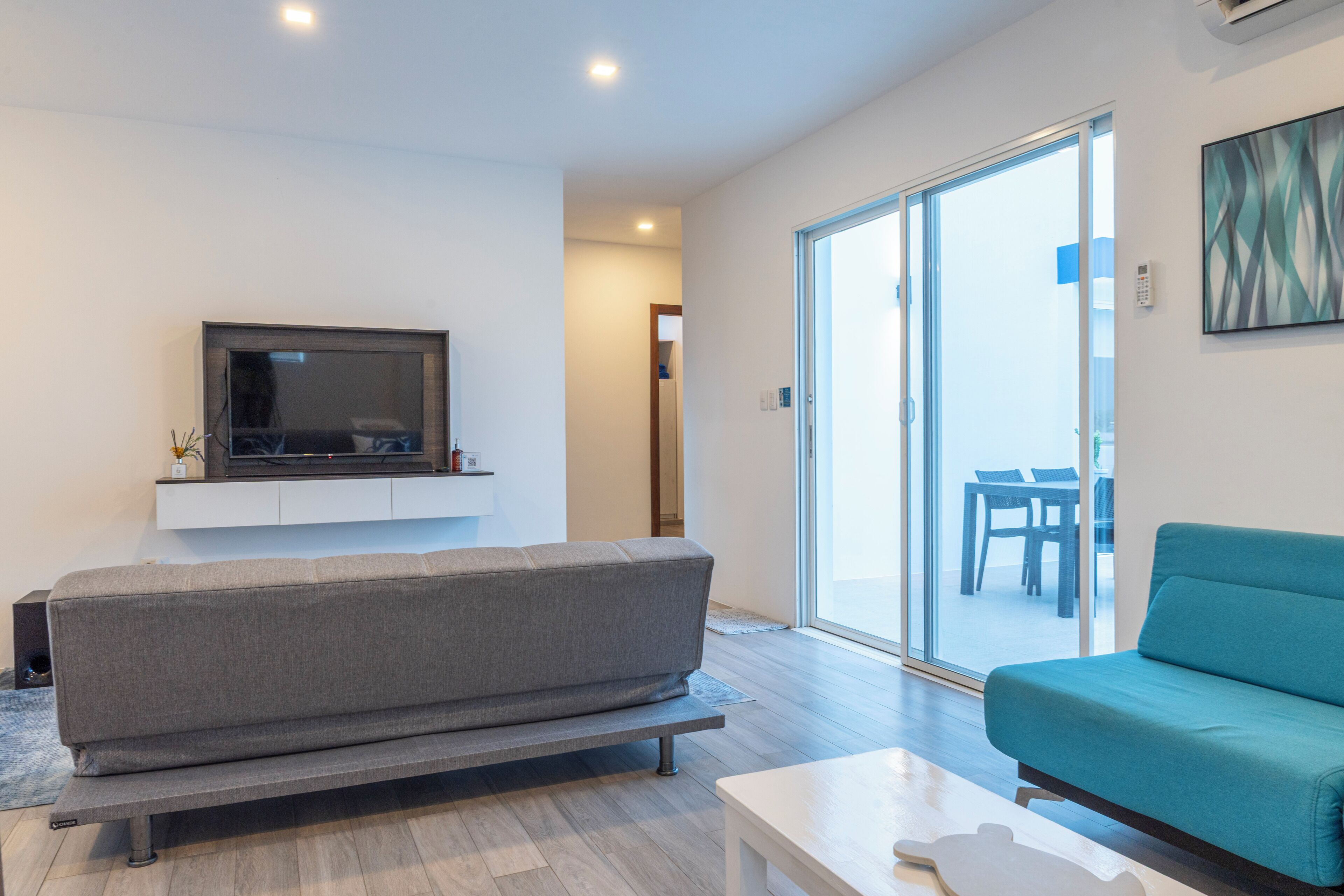 Una Smart TV, un reproductor estéreo