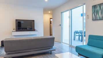 Una Smart TV, un reproductor estéreo