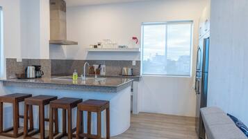 Frigorífico, microondas, horno y placa de cocina