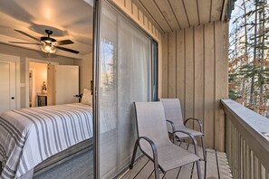 2 habitaciones, escritorio y tabla de planchar con plancha 