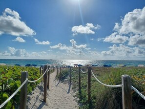 Solstolar och strandhanddukar