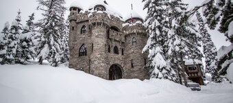Mountain Castle with stunning views of Schweitzer, WiFi, w/d, streaming