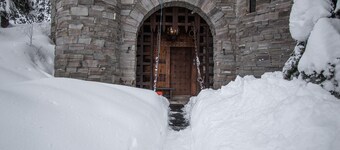 Mountain Castle with stunning views of Schweitzer, WiFi, w/d, streaming