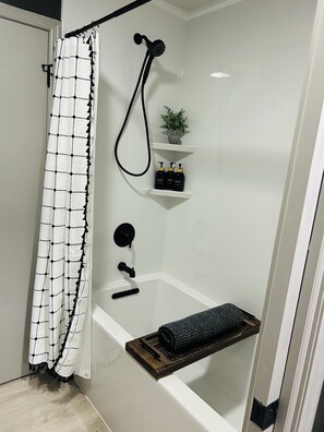 Douche, articles de toilette écologiques, sèche-cheveux