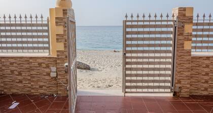 Casa Vacanza "Apri il Cancello e sei in Acqua"